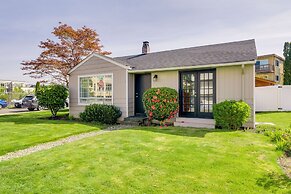 Downtown Kirkland Rental: Steps to Lake Washington