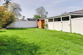 Downtown Kirkland Rental: Steps to Lake Washington