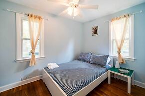 Ferndale Apartment w/ Yard - Near the Detroit Zoo!