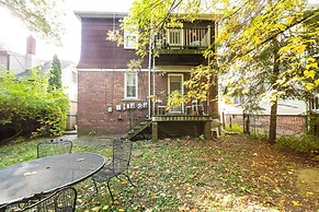 Ferndale Apartment w/ Yard - Near the Detroit Zoo!