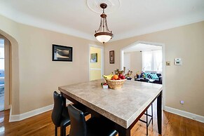 Ferndale Apartment w/ Yard - Near the Detroit Zoo!