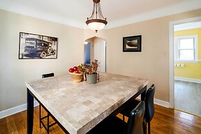 Ferndale Apartment w/ Yard - Near the Detroit Zoo!