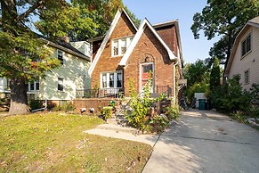 Ferndale Apartment w/ Yard - Near the Detroit Zoo!