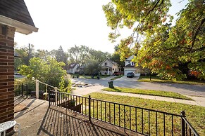 Ferndale Apartment w/ Yard - Near the Detroit Zoo!