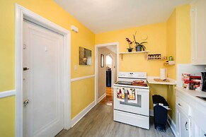 Ferndale Apartment w/ Yard - Near the Detroit Zoo!