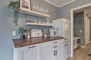 Chic Flat Rock Condo w/ Balcony + Lake View!