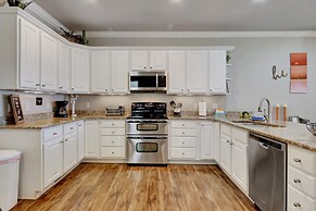 Waterfront Lake Hamilton Getaway w/ Boat Ramp!