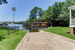 Waterfront Lake Hamilton Getaway w/ Boat Ramp!