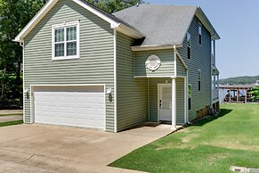 Waterfront Lake Hamilton Getaway w/ Boat Ramp!