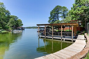 Waterfront Lake Hamilton Getaway w/ Boat Ramp!