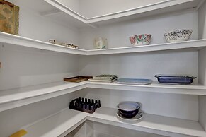 Waterfront Lake Hamilton Getaway w/ Boat Ramp!