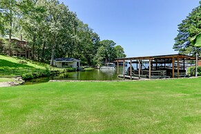 Waterfront Lake Hamilton Getaway w/ Boat Ramp!