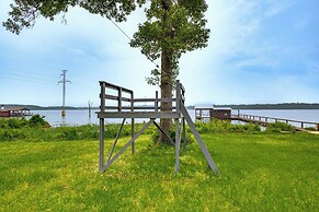 Waterfront Yantis Retreat w/ Deck & Zipline!