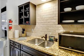 Contemporary Dallas Condo w/ Pool Access!