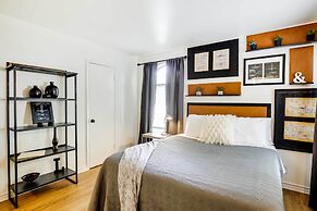 Contemporary Dallas Condo w/ Pool Access!