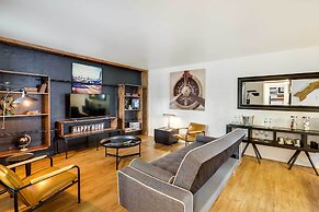 Contemporary Dallas Condo w/ Pool Access!