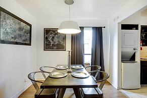 Contemporary Dallas Condo w/ Pool Access!