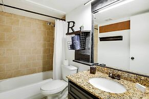 Contemporary Dallas Condo w/ Pool Access!