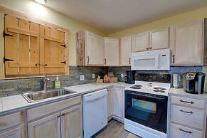 Fort Worth Home w/ Patio: 5 Mi to Dtwn!