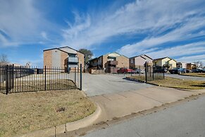 Fort Worth Home w/ Patio: 5 Mi to Dtwn!