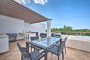Penthouse w/ Infinity Pool & Golf Course in Akumal
