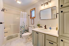 Roscommon Retreat w/ Deck ~ 1 Mile to Higgins Lake