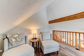 Roscommon Retreat w/ Deck ~ 1 Mile to Higgins Lake