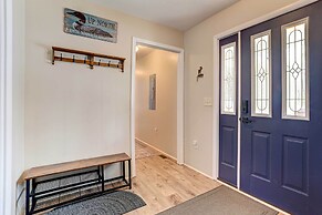 Roscommon Retreat w/ Deck ~ 1 Mile to Higgins Lake