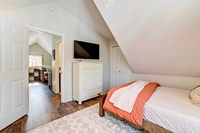 Roscommon Retreat w/ Deck ~ 1 Mile to Higgins Lake