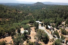 Lovely Yosemite Area Home w/ Hilltop Mtn View