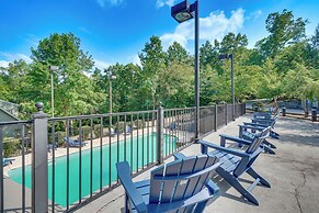 Smoky Mountain Cabin w/ Deck & Hot Tub!