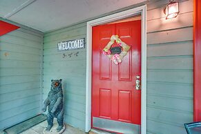 Smoky Mountain Cabin w/ Deck & Hot Tub!