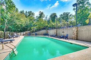 Smoky Mountain Cabin w/ Deck & Hot Tub!
