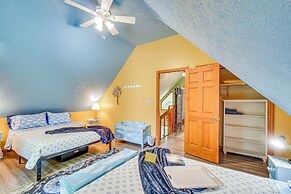 Smoky Mountain Cabin w/ Deck & Hot Tub!