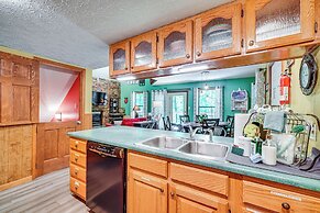 Smoky Mountain Cabin w/ Deck & Hot Tub!