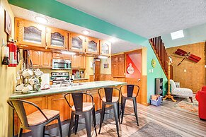 Smoky Mountain Cabin w/ Deck & Hot Tub!