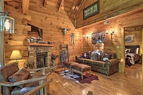 Cabin w/ Hot Tub + Deck, 3 Mi to Pigeon Forge