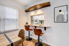 Contemporary Townhome ~ 7 Mi to Dtwn Raleigh!
