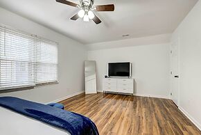 Contemporary Townhome ~ 7 Mi to Dtwn Raleigh!