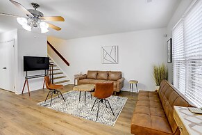 Contemporary Townhome ~ 7 Mi to Dtwn Raleigh!