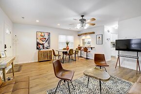 Contemporary Townhome ~ 7 Mi to Dtwn Raleigh!