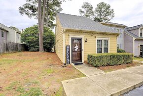 Contemporary Townhome ~ 7 Mi to Dtwn Raleigh!