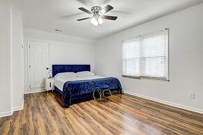 Contemporary Townhome ~ 7 Mi to Dtwn Raleigh!