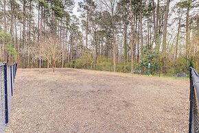 Contemporary Townhome ~ 7 Mi to Dtwn Raleigh!