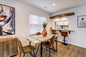 Contemporary Townhome ~ 7 Mi to Dtwn Raleigh!