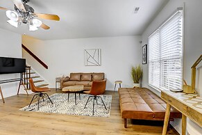 Contemporary Townhome ~ 7 Mi to Dtwn Raleigh!