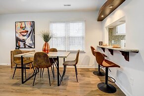 Contemporary Townhome ~ 7 Mi to Dtwn Raleigh!