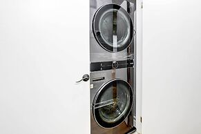 Contemporary Townhome ~ 7 Mi to Dtwn Raleigh!