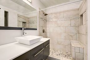 Contemporary Townhome ~ 7 Mi to Dtwn Raleigh!