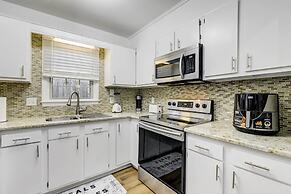 Contemporary Townhome ~ 7 Mi to Dtwn Raleigh!